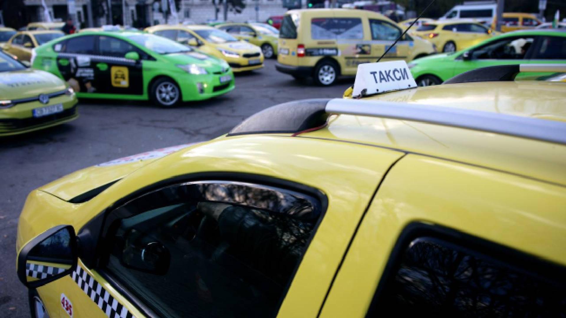 Таксиметровите превозвачи в София и Столична община се обединиха около