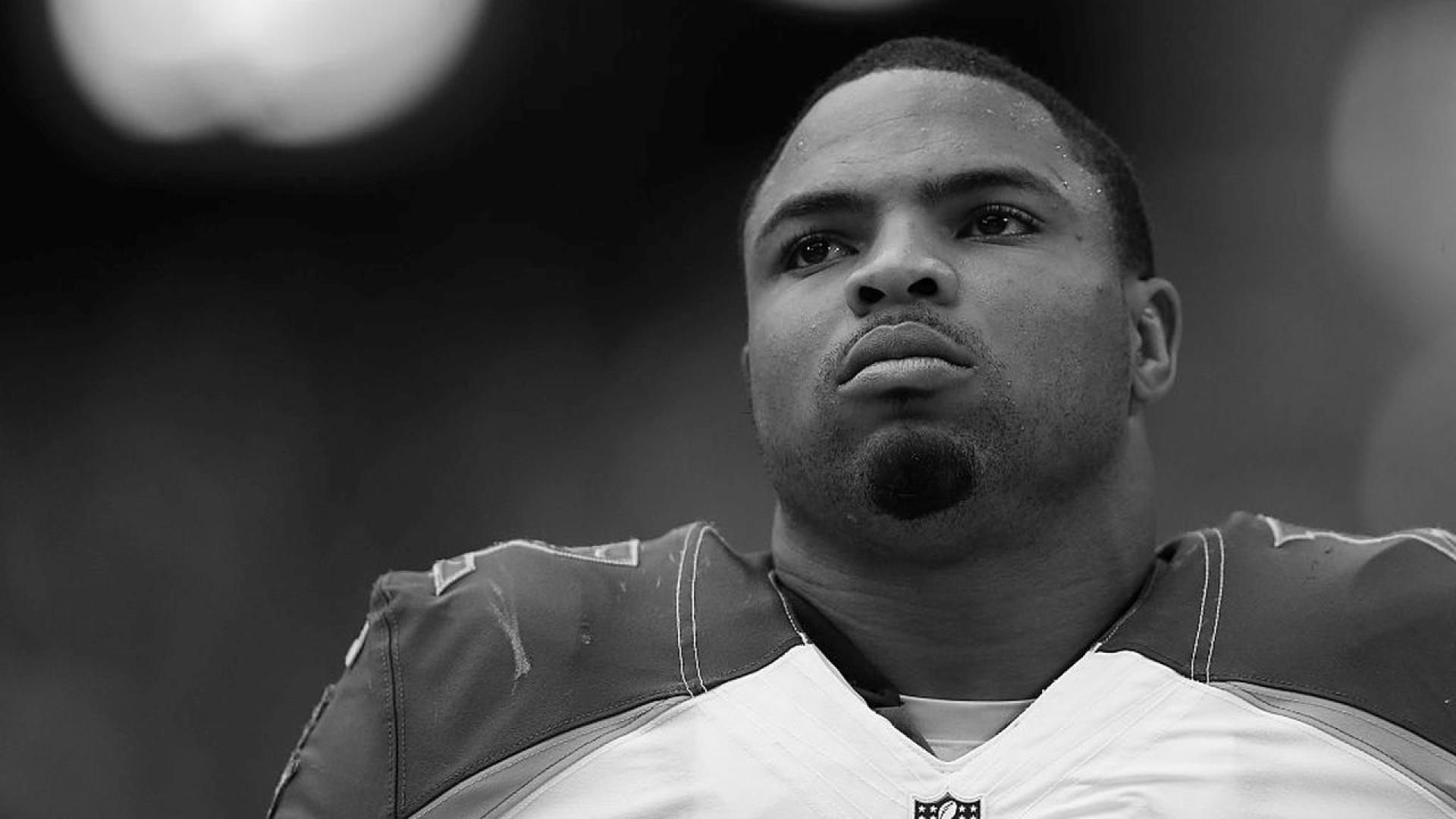 Бившят All Pro NFL играч Дъг Мартин почина след сбиване с