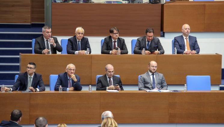 д - Шести вот на недоверие срещу кабинета „Желязков