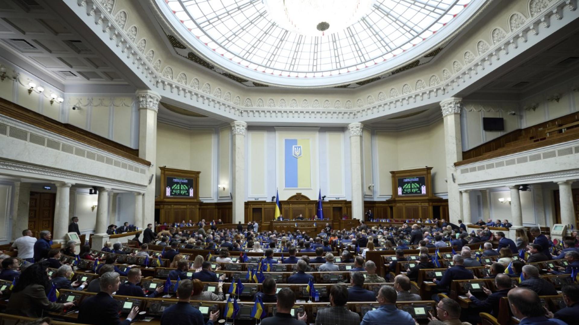 Върховната рада украинският парламент одобри законопроекти за продължаване на военното