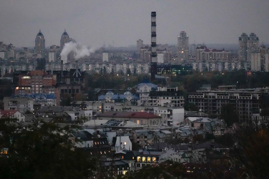 Руска въздушна атака взе жертви в Киев, няколко руски летища бяха затворени
