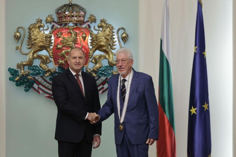 Радев консул