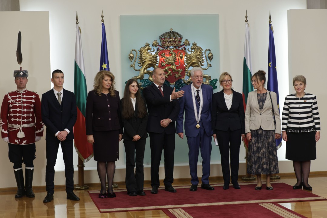 <p>Президентът Румен Радев връчи орден „Мадарски конник“ първа степен на почетния консул на Република България във федерална провинция Хесен, Федерална република Германия, д-р Инго-Ендрик Ланкау. На официална церемония в Гербовата зала на „Дондуков“ 2 държавният глава отличи д-р Ланкау за неговия принос в развитието и задълбочаването на отношенията между България и Германия, както и за дългогодишната му работа в подкрепа на българските институции и граждани.</p>