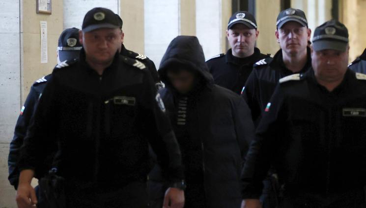 ф - Съдът реши съдбата на 15-годишният убиец от мола!