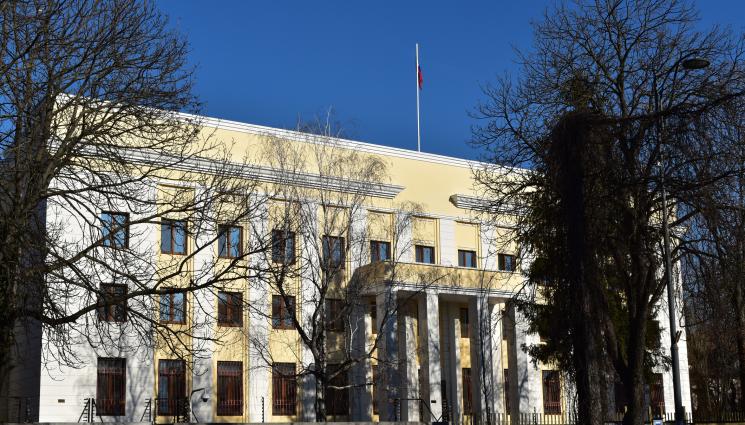 руско посолство в букурещ - Дрогиран мъж опита да се вреже с кола в руското посолство в Букурещ!