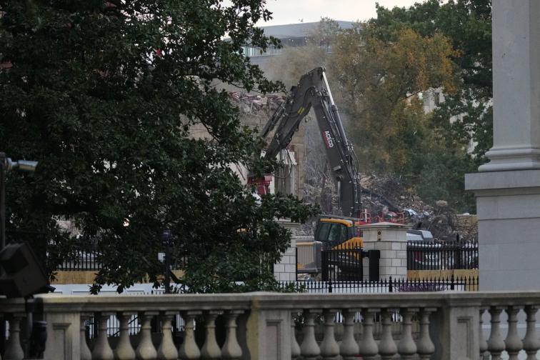 Тръмп разрушава голяма част от източното крило на Белия дом