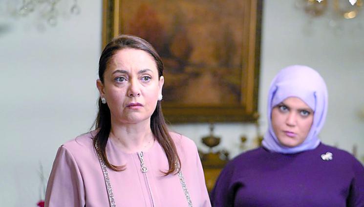 Пембе и Ниляй - ТУРСКИ СЕРИАЛИ: Напикан стол скара актриси