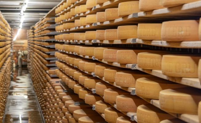 Скритият „златен“ резерв на САЩ: Милиони килограми сирене в подземни пещери Скритият „златен“ резерв на САЩ: Милиони килограми сирене в подземни пещери