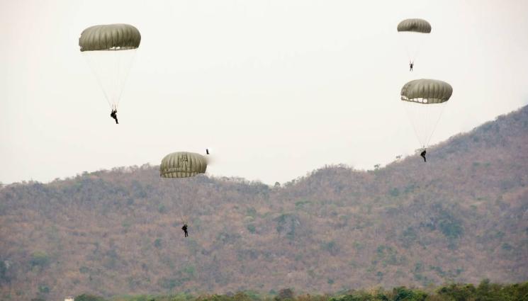 д - Български военен парашутист е тежко ранен след тренировъчен скок