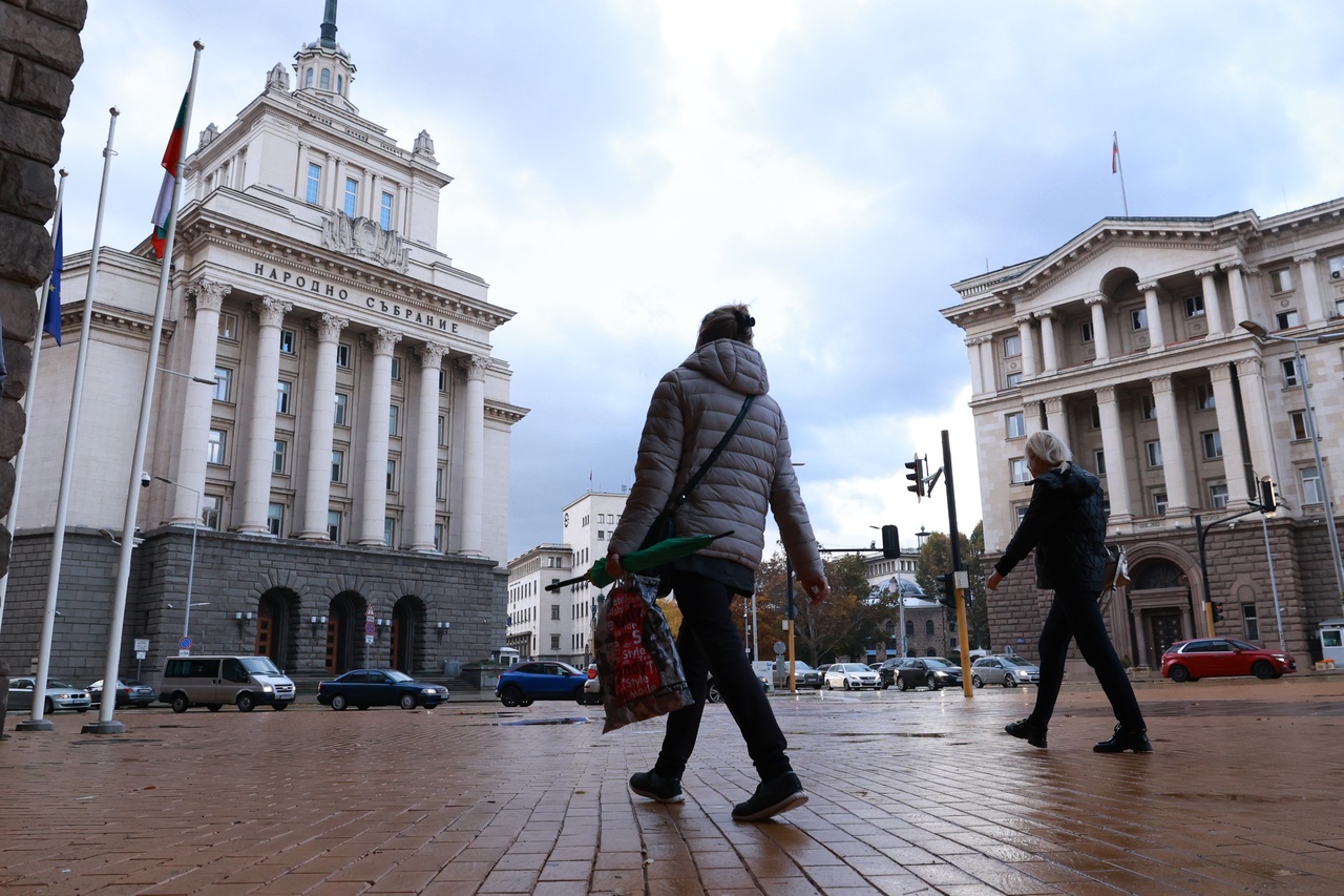 <p>Председателят на парламента Наталия Киселова даде 15 минути почивка, за да се успокоят страстите в залата. Депутати от &bdquo;Възраждане&ldquo; и &bdquo;ДПС-Ново начало&ldquo; се сдърпаха в пленарната зала. &bdquo;След като се създават безредици, 15 минути почивка&ldquo;, обяви Киселова.</p>