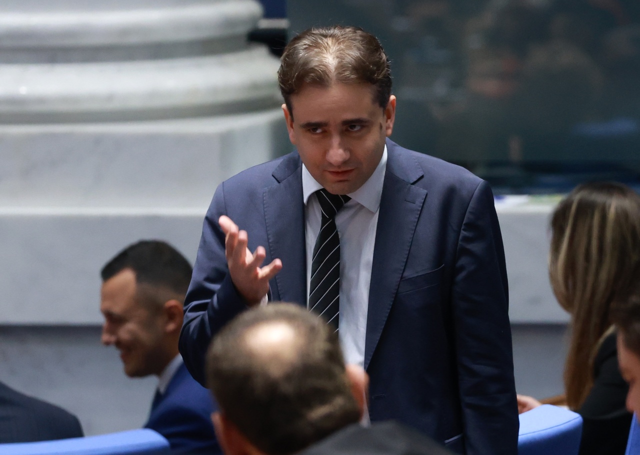 <p>Председателят на парламента Наталия Киселова даде 15 минути почивка, за да се успокоят страстите в залата. Депутати от &bdquo;Възраждане&ldquo; и &bdquo;ДПС-Ново начало&ldquo; се сдърпаха в пленарната зала. &bdquo;След като се създават безредици, 15 минути почивка&ldquo;, обяви Киселова.</p>
