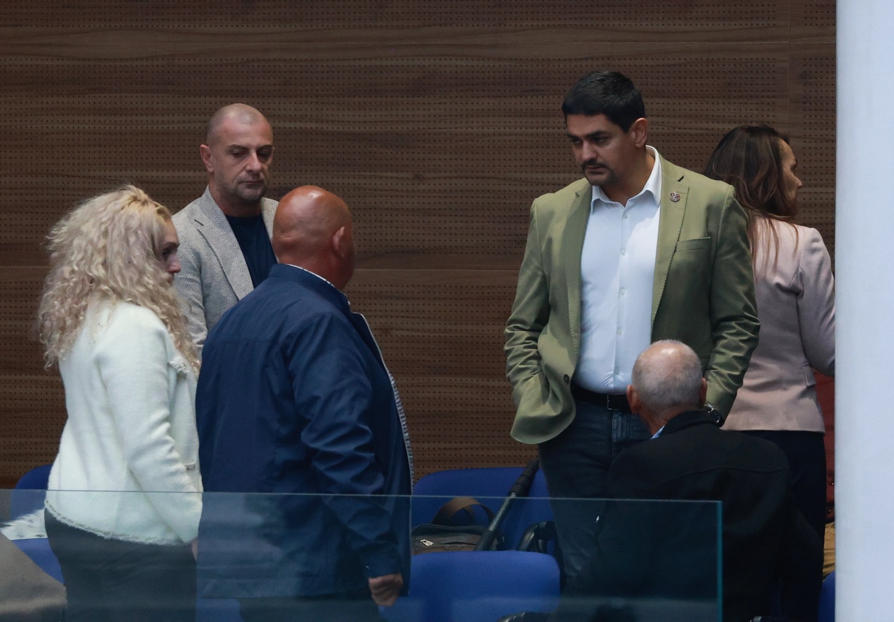 <p>Председателят на парламента Наталия Киселова даде 15 минути почивка, за да се успокоят страстите в залата. Депутати от &bdquo;Възраждане&ldquo; и &bdquo;ДПС-Ново начало&ldquo; се сдърпаха в пленарната зала. &bdquo;След като се създават безредици, 15 минути почивка&ldquo;, обяви Киселова.</p>