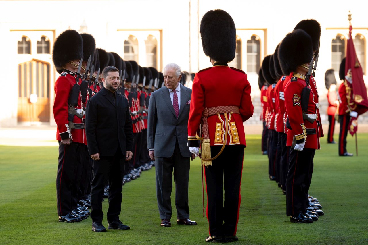 <p>Украинският президент проведе срещи с крал Чарлз III, премиера Киър Стармър и генералния секретар на НАТО в рамките на дипломатическа визита, посветена на подкрепата за Украйна и засилването на международния съюз срещу руската агресия</p>