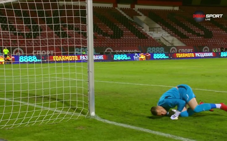 Страхотен шут на Спас Делев срещна страничната греда срещу Локомотив Пд