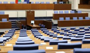 <p>"Отсъствие без бележка": Над 100 депутати са пропуснали заседания през септември</p>