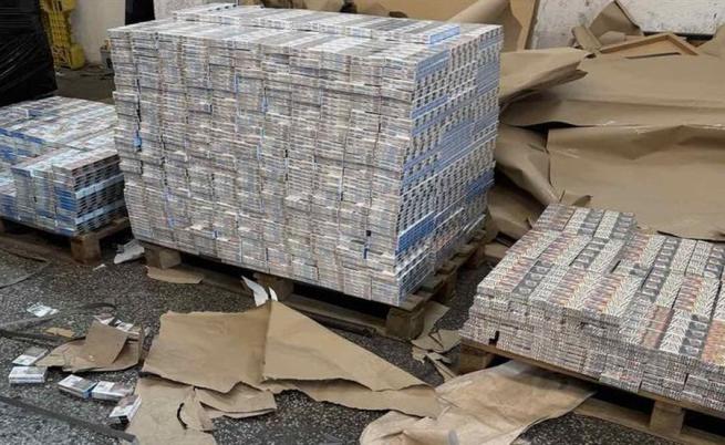 Контрабанда за 2.3 млн. лева: Задържаха над 300 хиляди кутии цигари на „Капитан Андреево“ Контрабанда за 2.3 млн. лева: Задържаха над 300 хиляди кутии цигари на „Капитан Андреево“