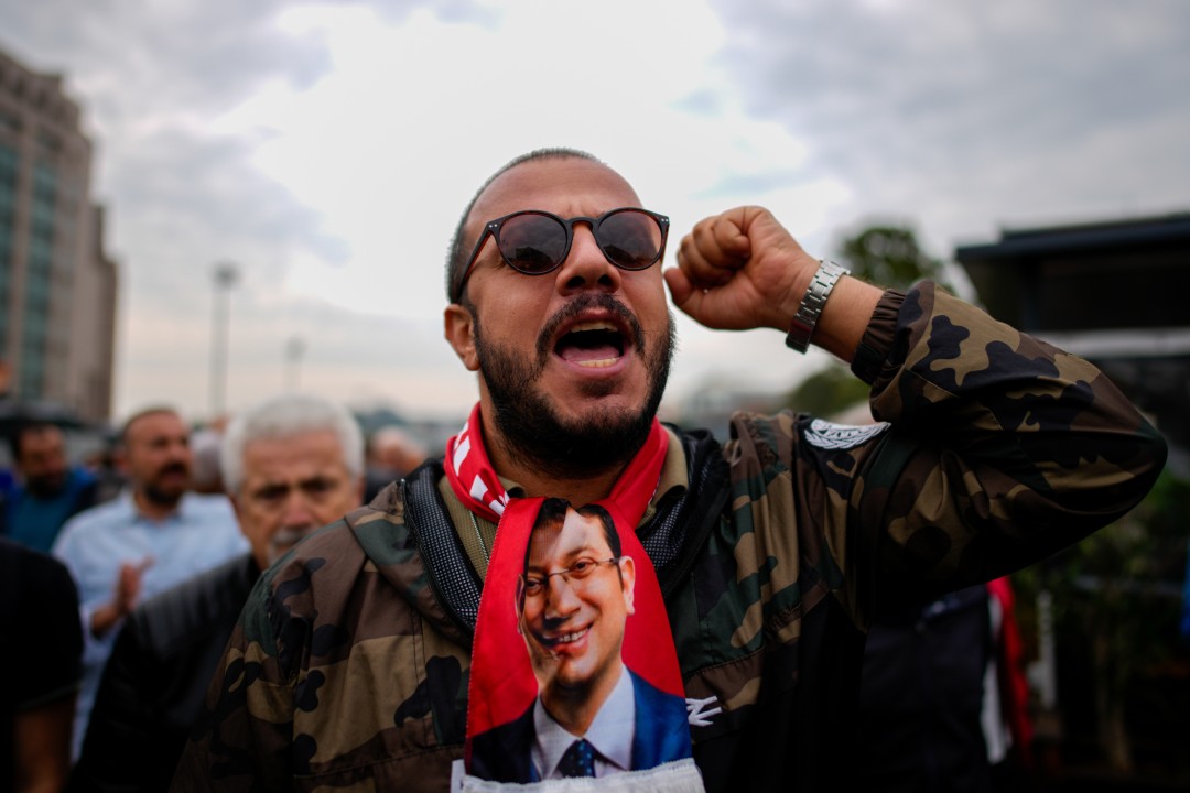 <p>Стотици хиляди души се стекоха пред съдебната палата &ldquo;Чаглаян&rdquo; в Истанбул в подкрепа на отстранения кмет на Истанбул Екрем Имамоглу, който бе доведен от ареста в Силиври, за да даде показания пред прокуратурата по ново разследване срещу него за шпионаж.</p>