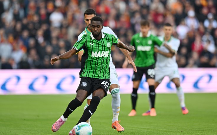 Сасуоло повали Фиорентина с обрат, червен картон и гаф на Де Хеа