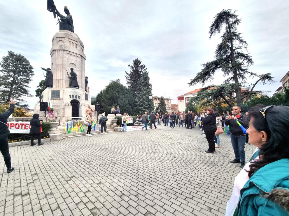Протестиращи срещу замътняването на питейната вода във Велико Търново се