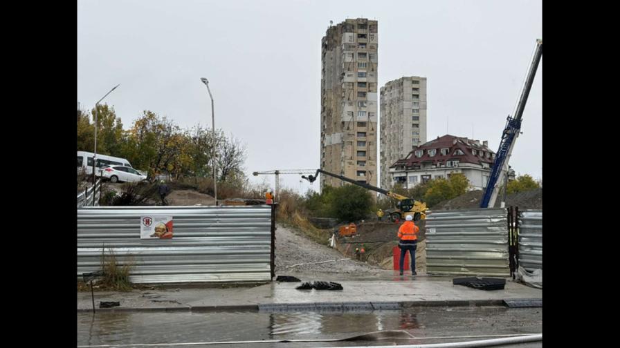 Наводнено кръстовище спря движението на... Наводнено кръстовище спря движението на...