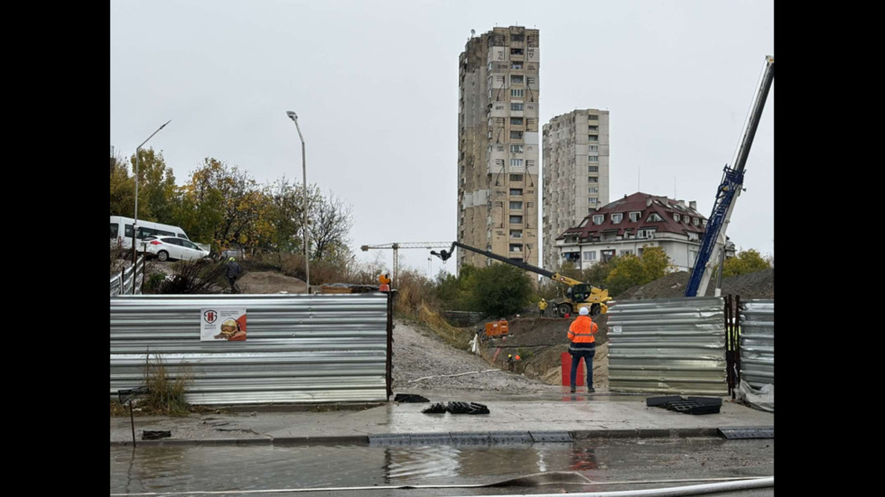 <p>Наводнено кръстовище спря движението на няколко трамвайни линии в София.</p>