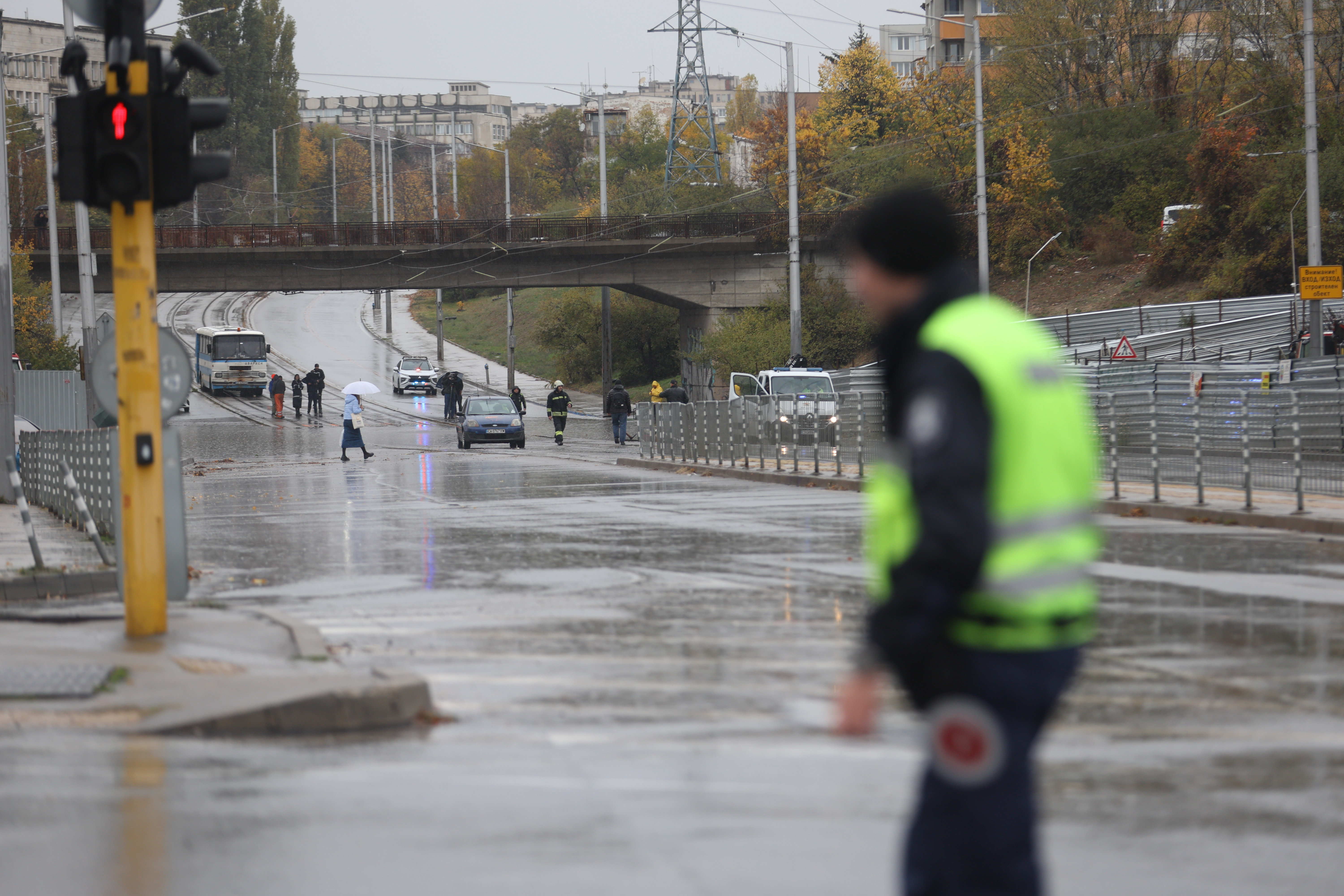 <p>Наводнено кръстовище спря движението на няколко трамвайни линии в София.</p>