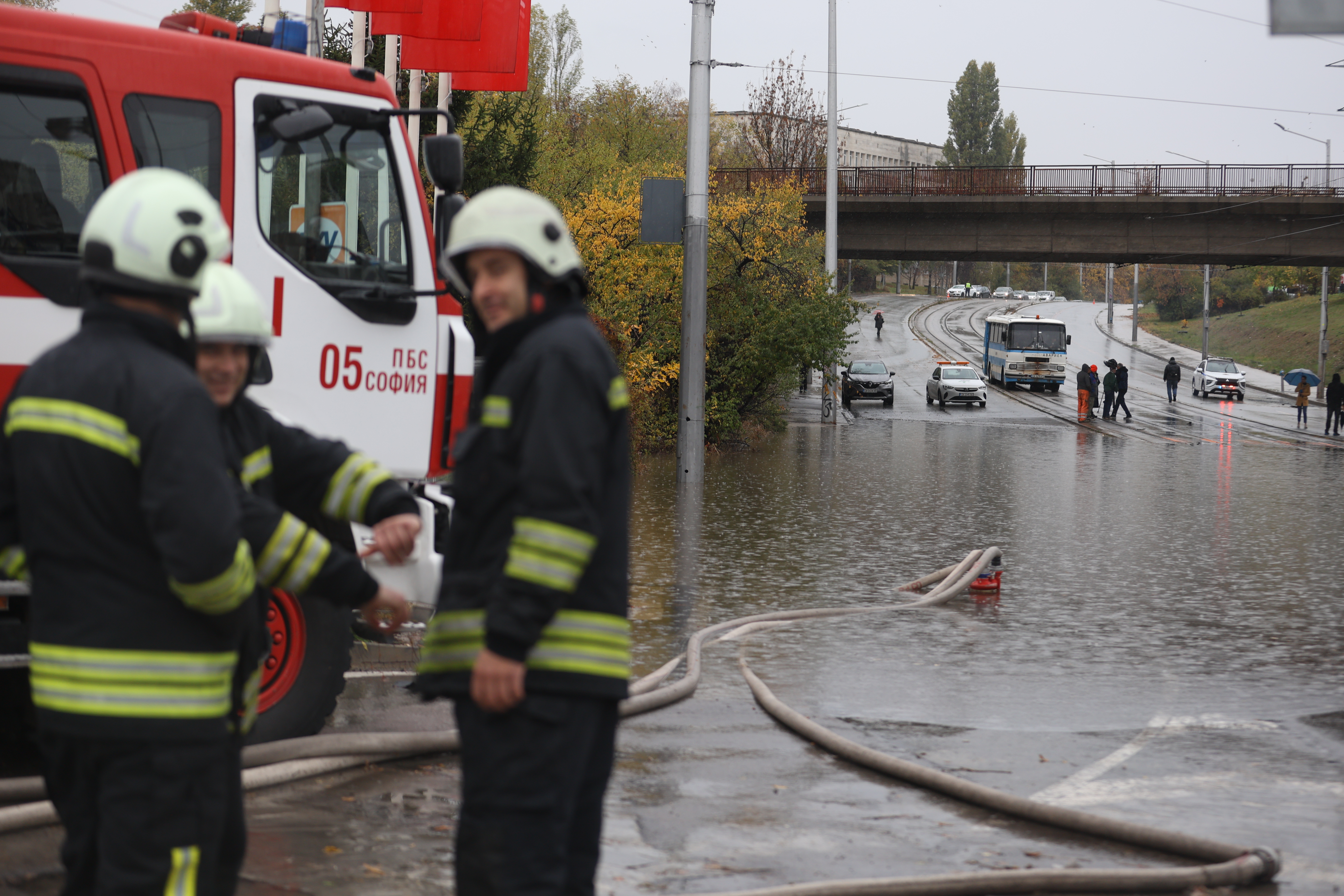 <p>Наводнено кръстовище спря движението на няколко трамвайни линии в София.</p>