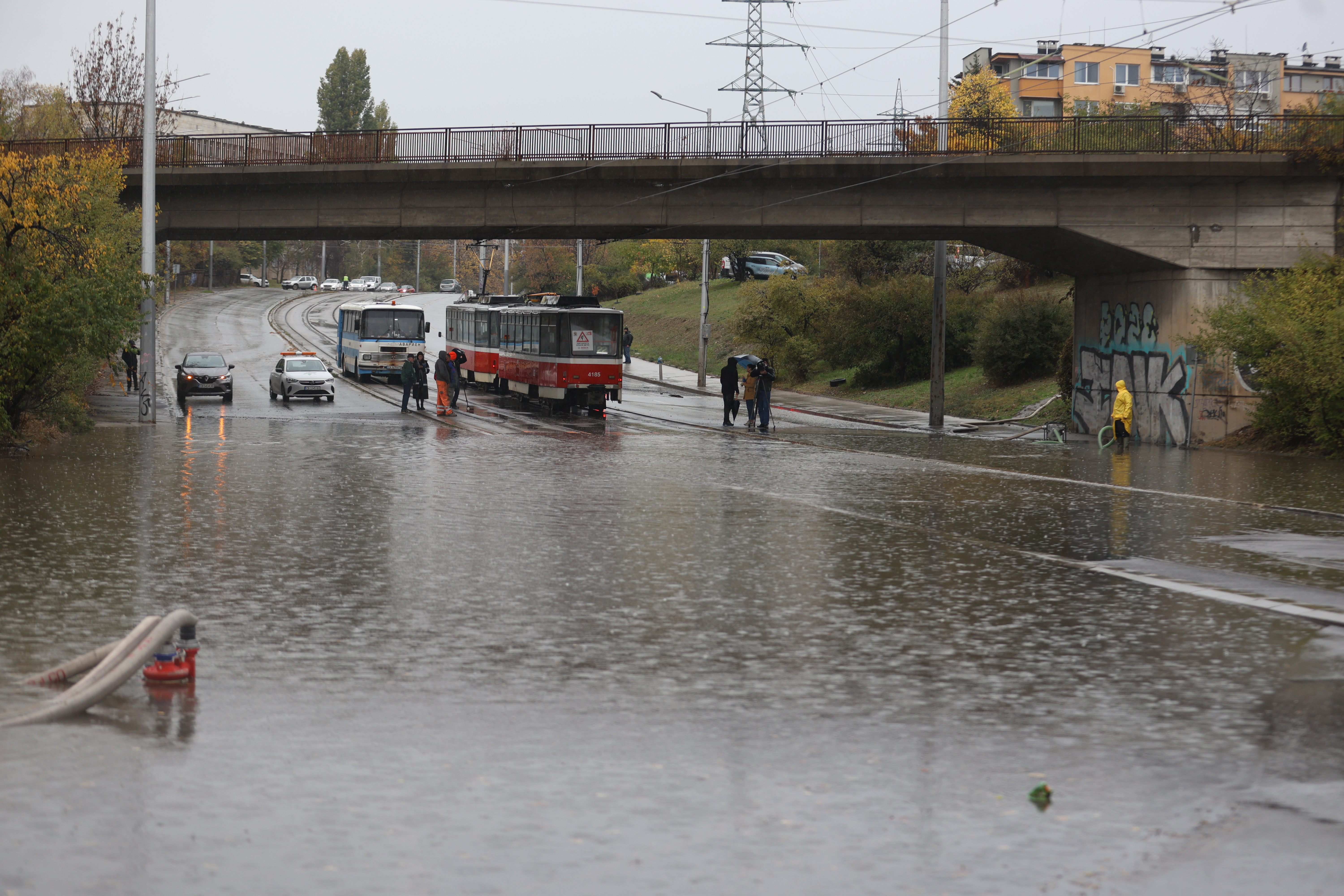 <p>Наводнено кръстовище спря движението на няколко трамвайни линии в София.</p>