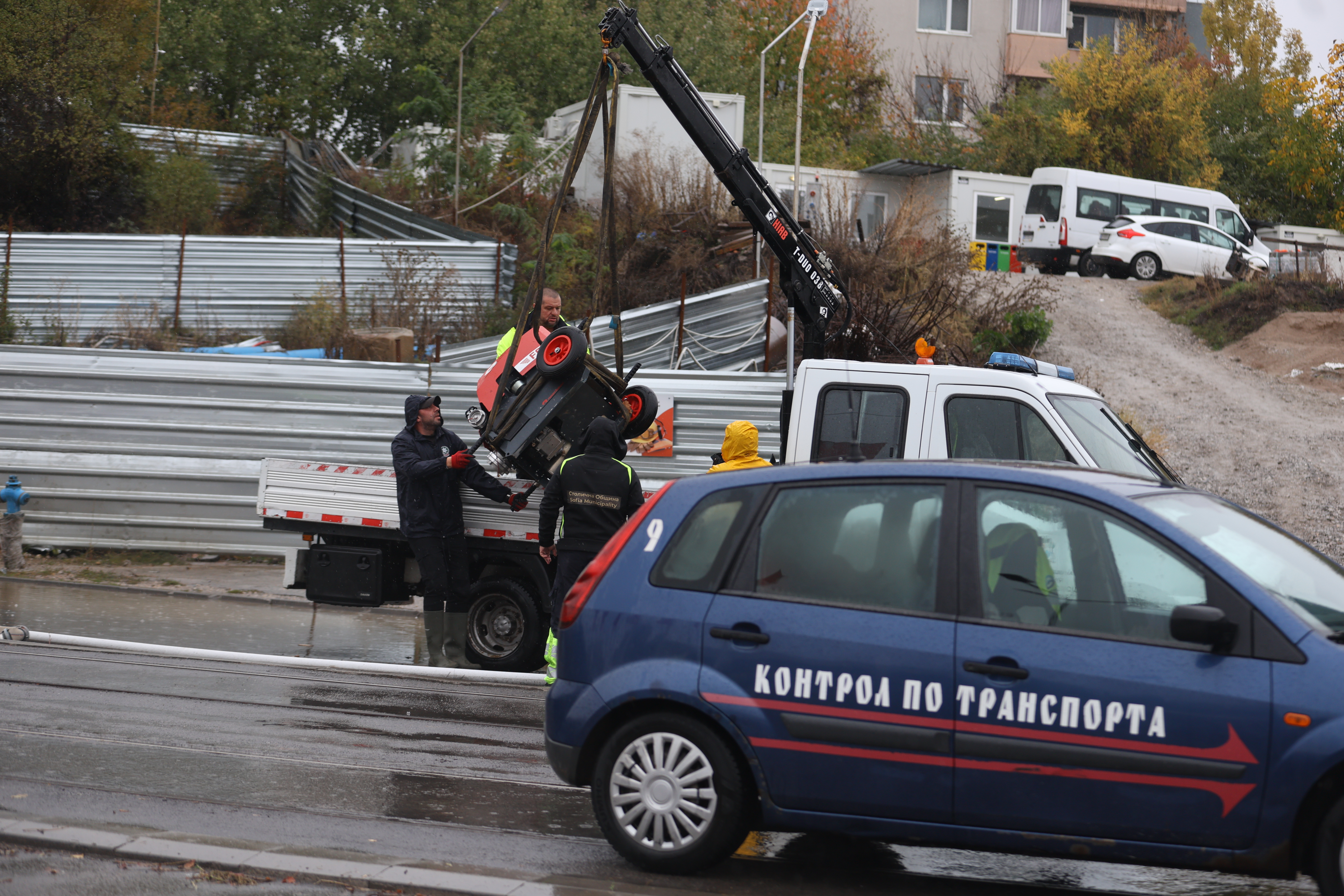 <p>Наводнено кръстовище спря движението на няколко трамвайни линии в София.</p>