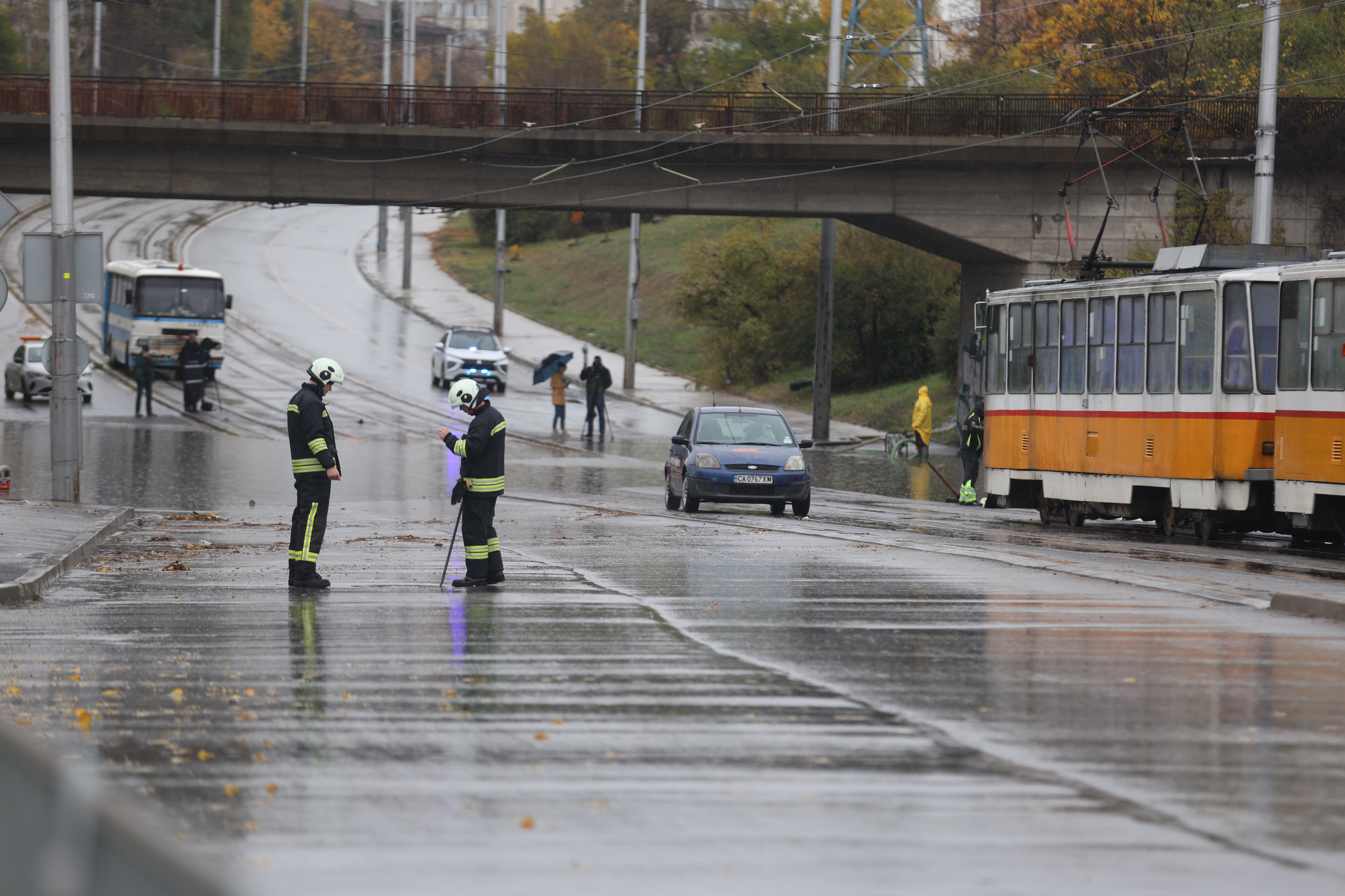 <p>Наводнено кръстовище спря движението на няколко трамвайни линии в София.</p>