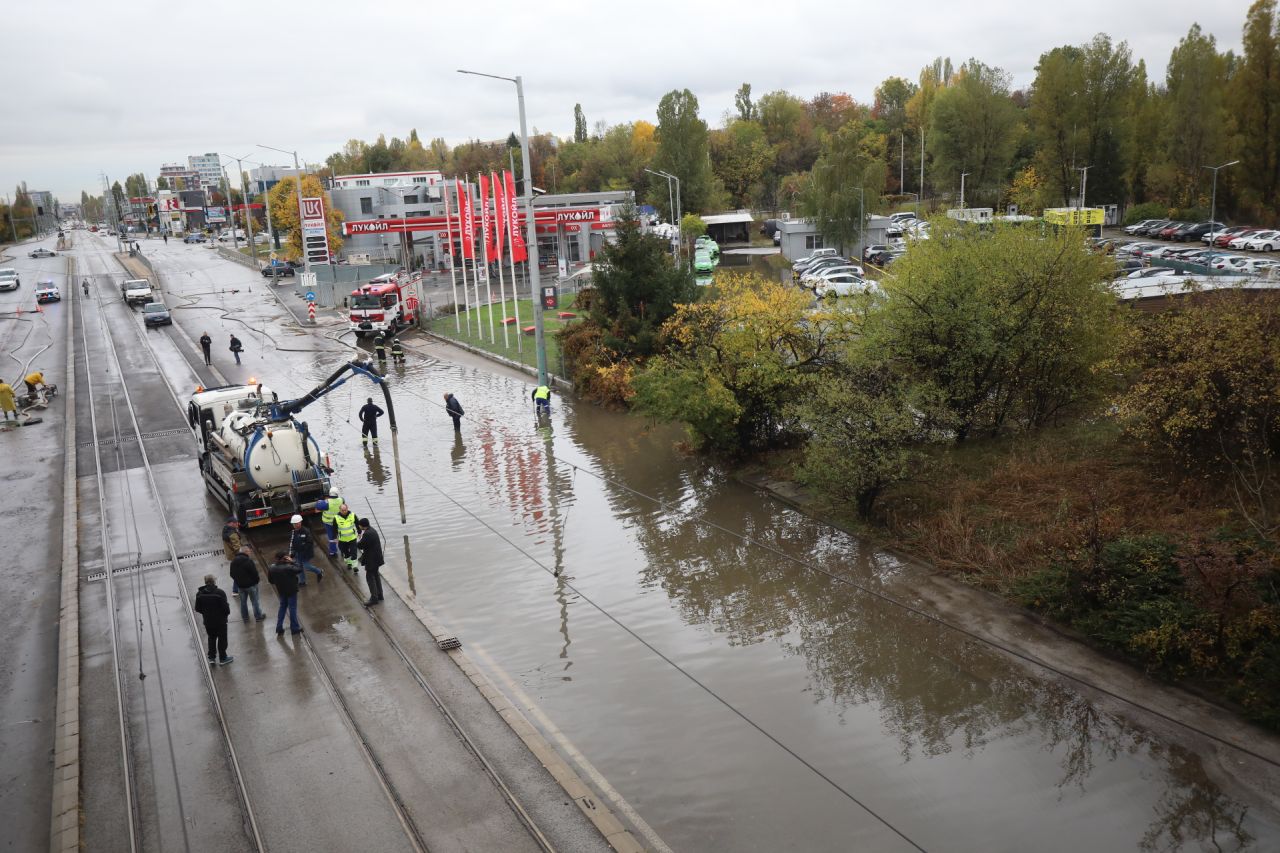 <p>Наводнено кръстовище спря движението на няколко трамвайни линии в София.</p>