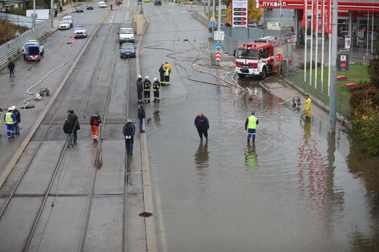 <p>Наводнено кръстовище спря движението на няколко трамвайни линии в София.</p>