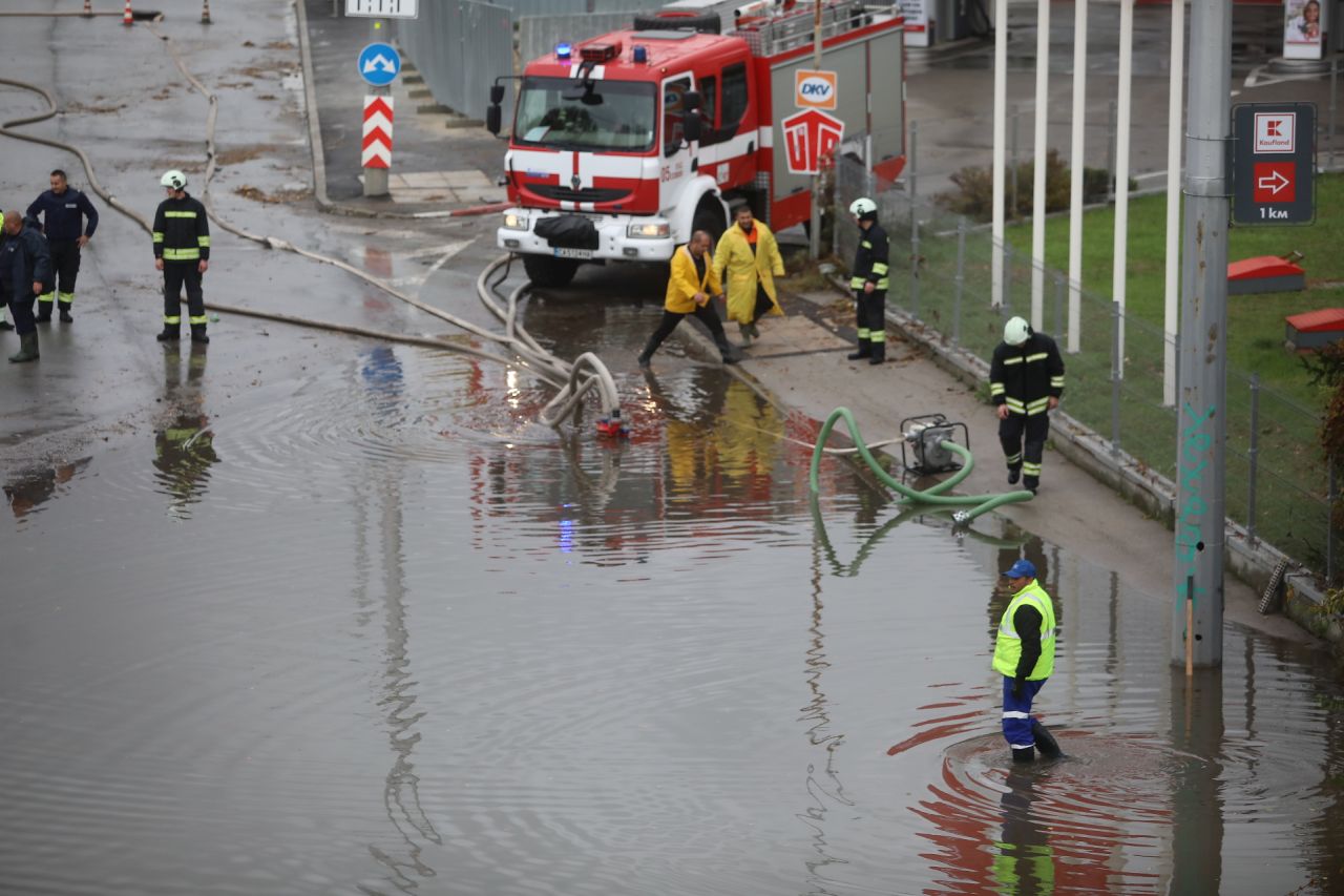 <p>Наводнено кръстовище спря движението на няколко трамвайни линии в София.</p>