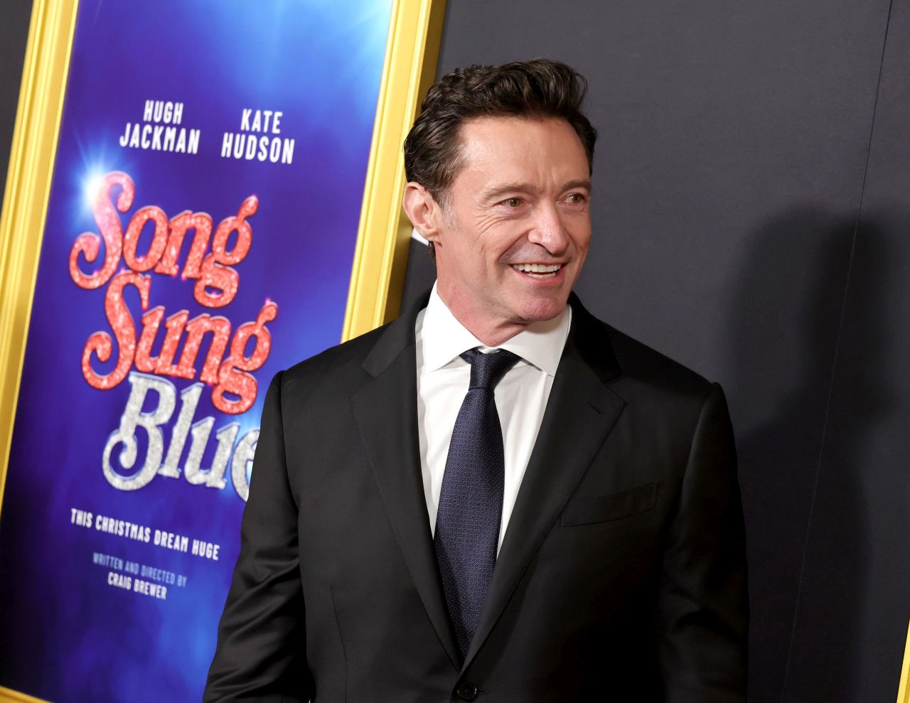 <p>Хю Джакман и Сътън Фостър позираха с колеги и приятели по време на премиерата на &bdquo;Song Sung Blue&ldquo;</p>