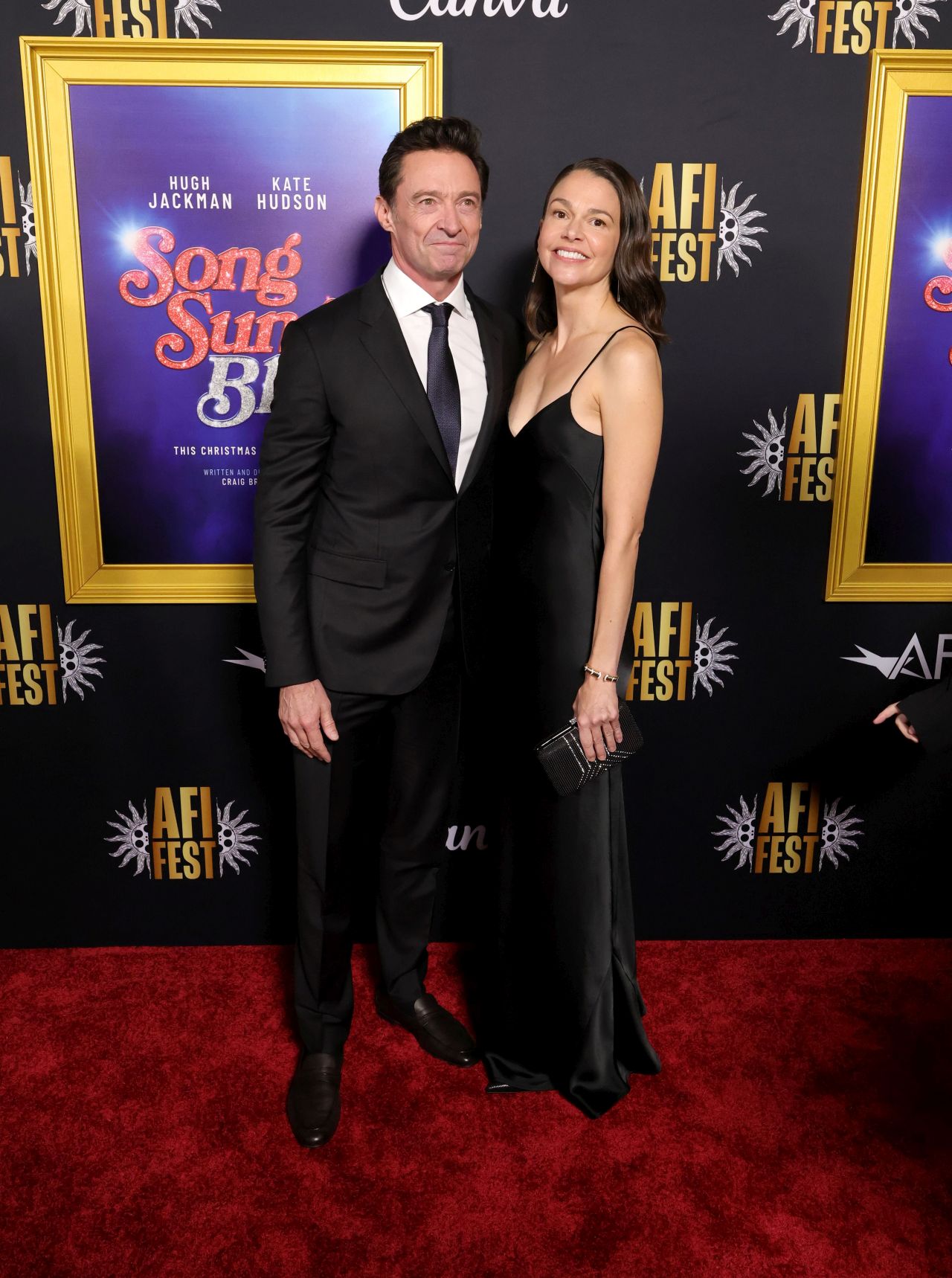 <p>Хю Джакман и Сътън Фостър позираха с колеги и приятели по време на премиерата на &bdquo;Song Sung Blue&ldquo;</p>