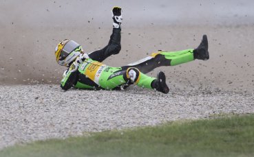 Ужасяваща катастрофа в Moto 3 едва не доведе до фатален край (видео)
