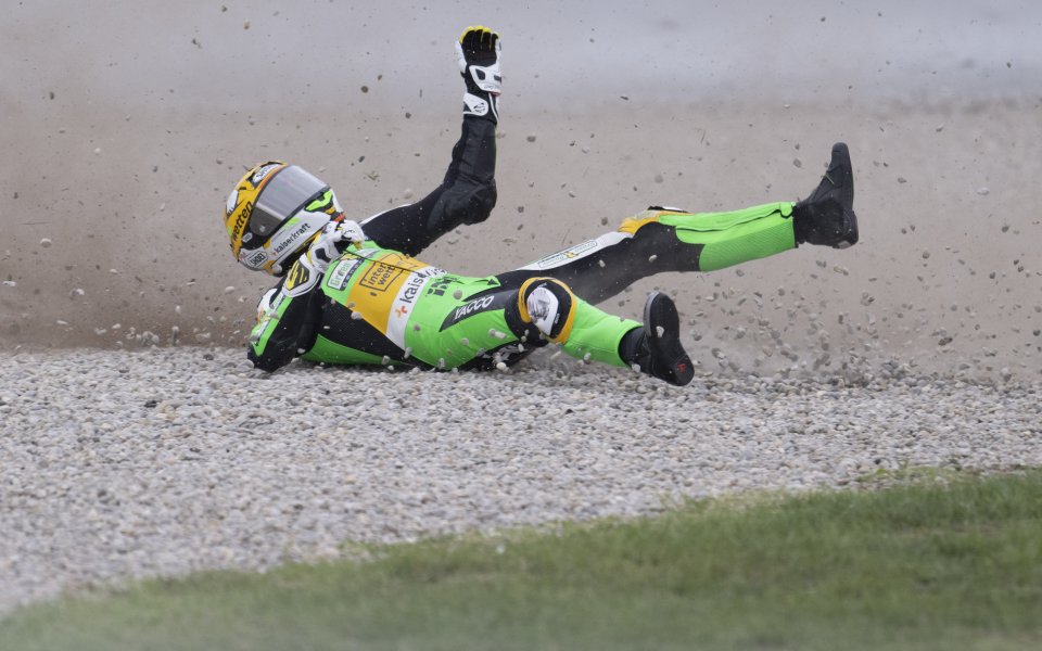 Ужасяваща катастрофа в Moto 3 едва не доведе до фатален край (видео)