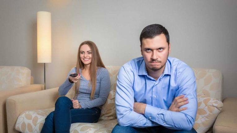 YayImages Тихата битка за дистанционното: любов, компромиси и неделни спортни вечери