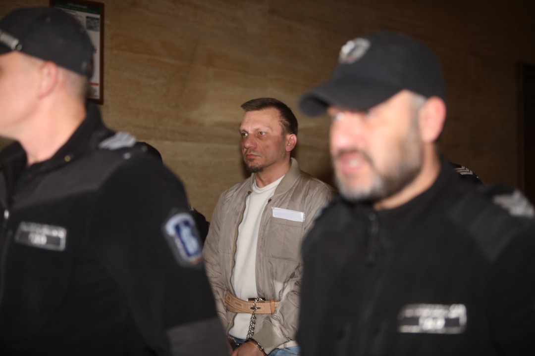 <p>Софийски градски съд гледа мярката за неотклонение на д-р Станимир Хасърджиев. Бившият председател на Националната пациентска организация и още трима души са обвинени за престъпление, свързано с принуда, при което е използвано оръжие. На влизане в съдебна зала той каза, че обвиненията срещу него не са верни.</p>