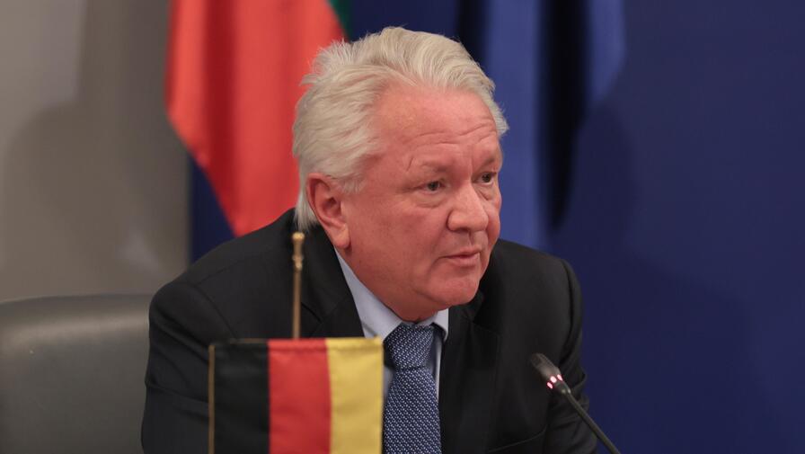 <p>Българската държава и германският технологичен концерн &bdquo;Райнметал&ldquo; обявиха началото на проекта за изграждане на завод за барут и боеприпаси на официална церемония в Министерския съвет</p>