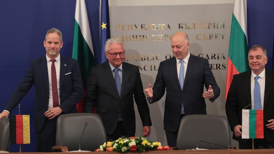 <p>Българската държава и германският технологичен концерн &bdquo;Райнметал&ldquo; обявиха началото на проекта за изграждане на завод за барут и боеприпаси на официална церемония в Министерския съвет</p>