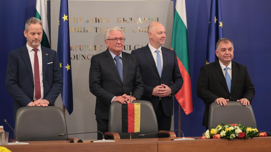 <p>Българската държава и германският технологичен концерн &bdquo;Райнметал&ldquo; обявиха началото на проекта за изграждане на завод за барут и боеприпаси на официална церемония в Министерския съвет</p>