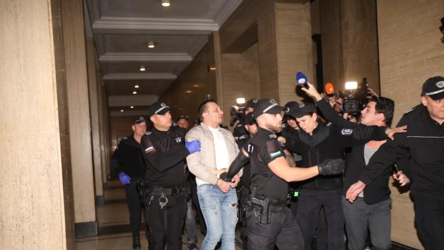 Съдът решава да остави ли в ареста д-р Станимир Хасърджиев