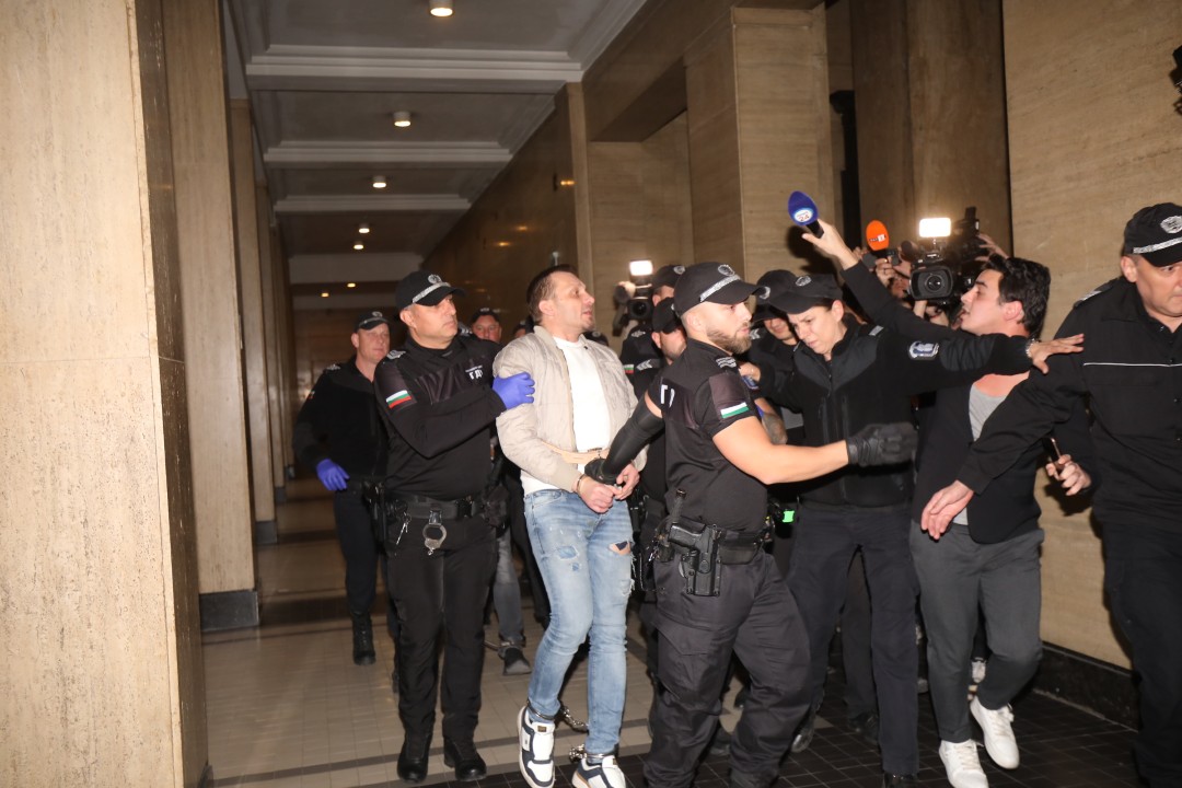 <p>Софийски градски съд гледа мярката за неотклонение на д-р Станимир Хасърджиев. Бившият председател на Националната пациентска организация и още трима души са обвинени за престъпление, свързано с принуда, при което е използвано оръжие. На влизане в съдебна зала той каза, че обвиненията срещу него не са верни.</p>