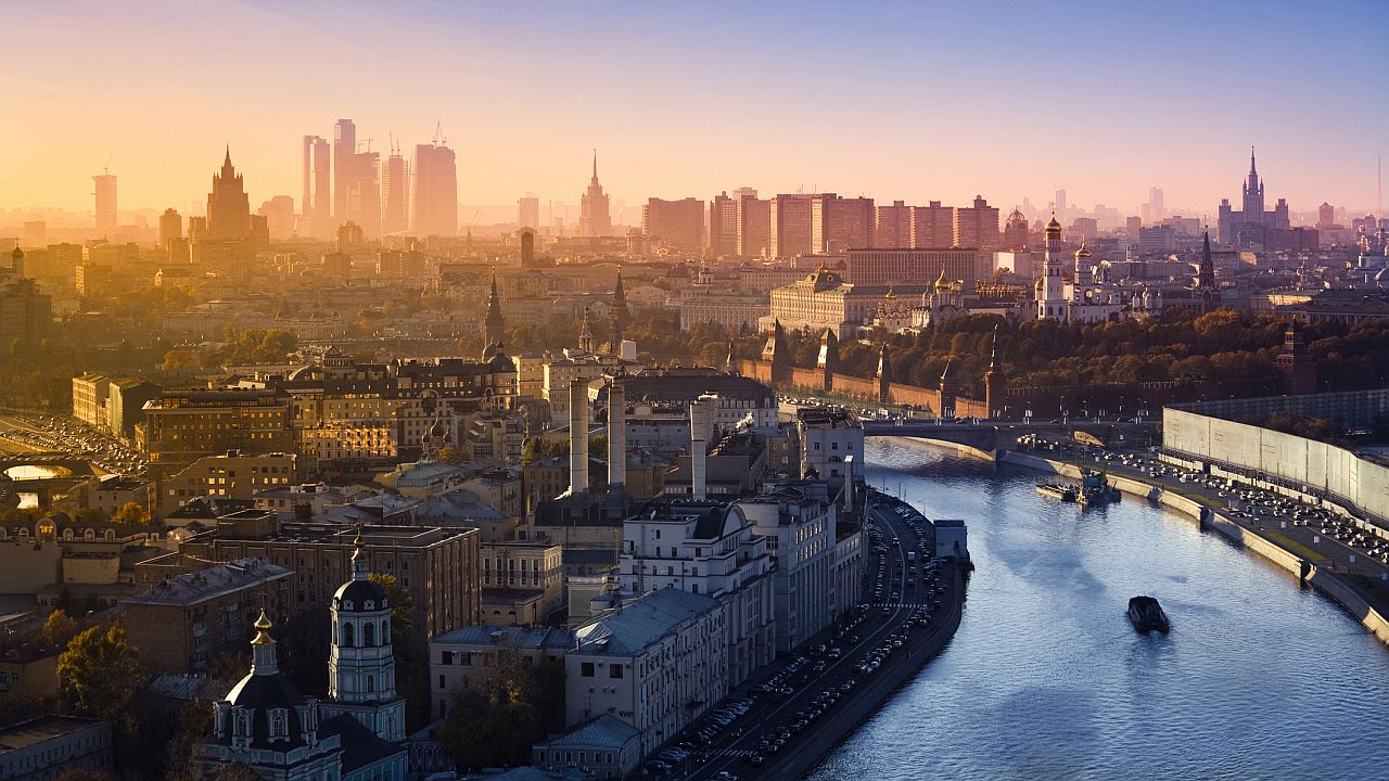 Мистериозна зелена светлина озари небето над Москва