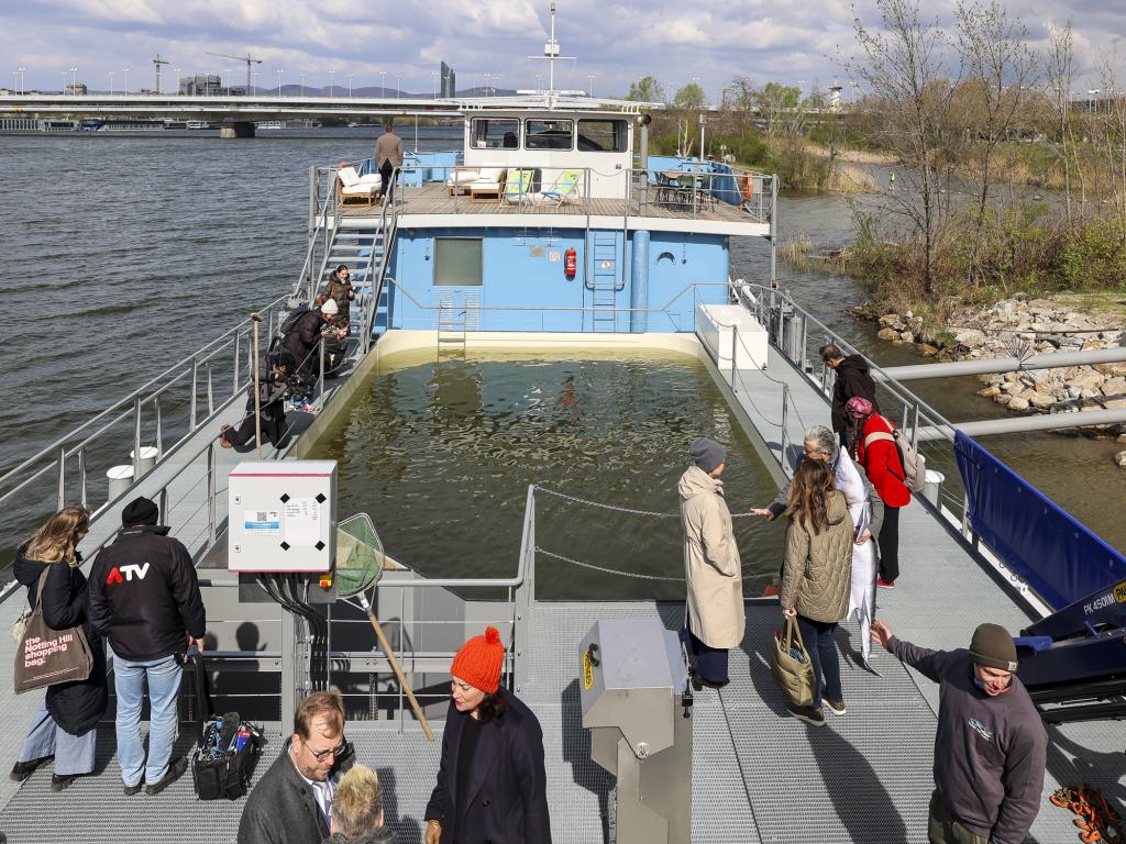 Плаващ център за развъждане на малки есетри