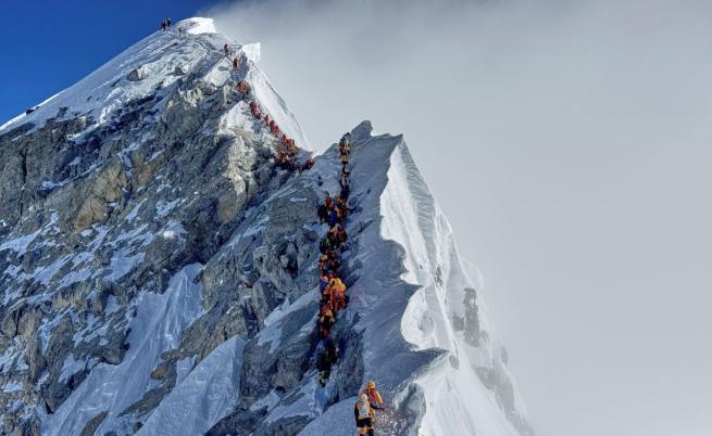 Обилен сняг затвори Еверест - циклон променя времето в Хималаите