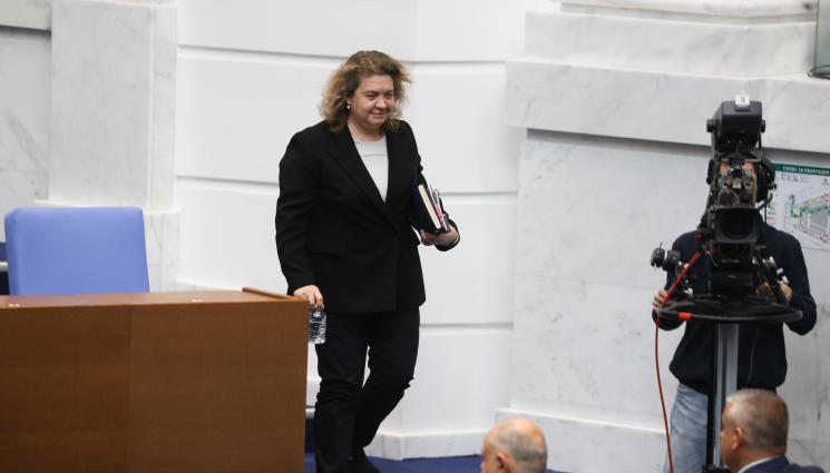 нс - БОДРА СМЯНА: Наталия Киселова се оттегли от поста председател на Народното събрание