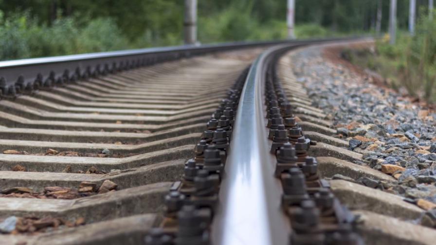 Паднала скала блокира жп линията София–Кулата