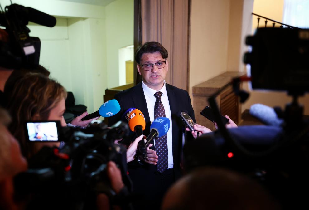 Има неистини, които ми оронват престижа. Неистина е, че ме